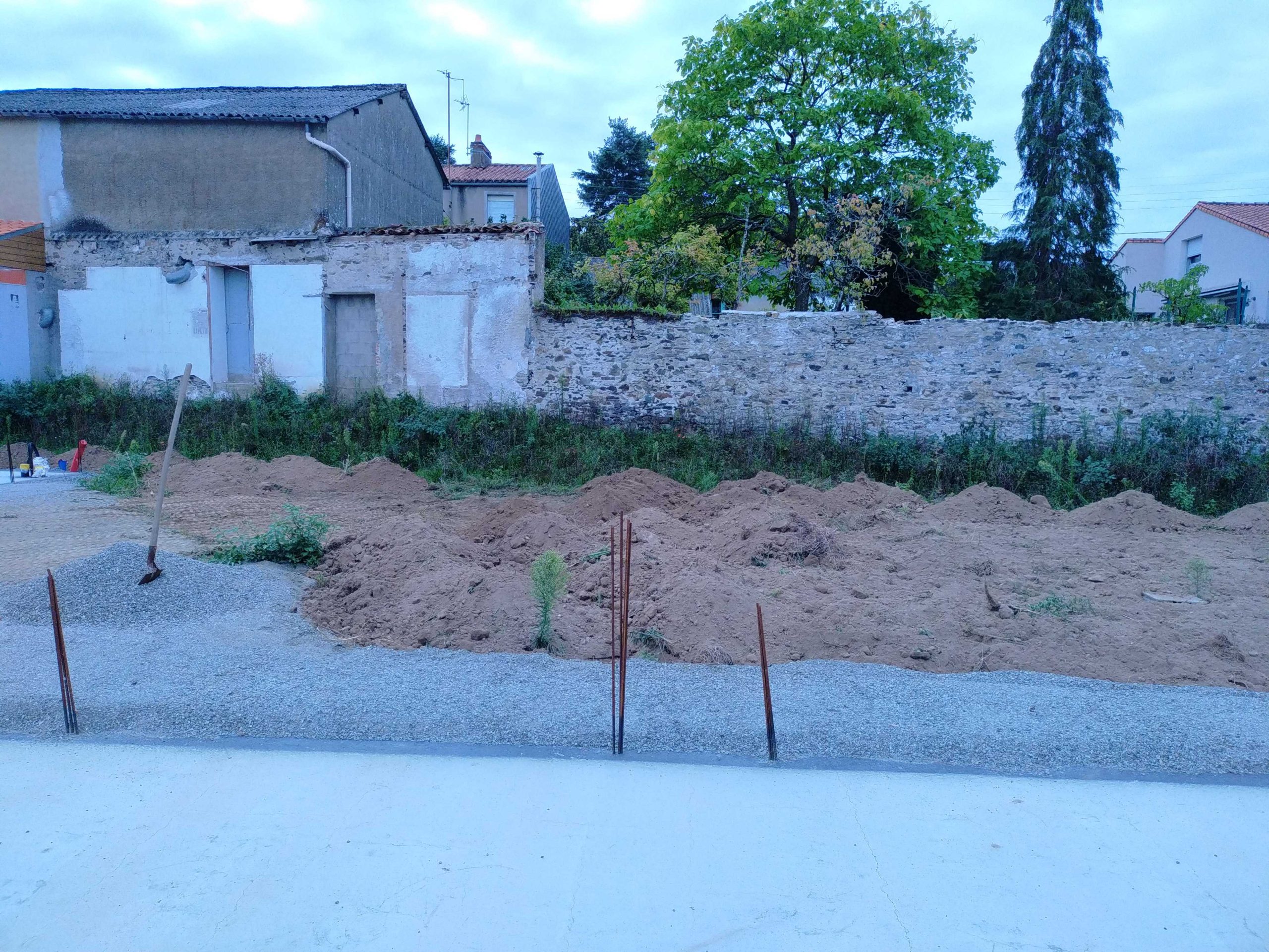 Apport et mise en place de terre végétale 