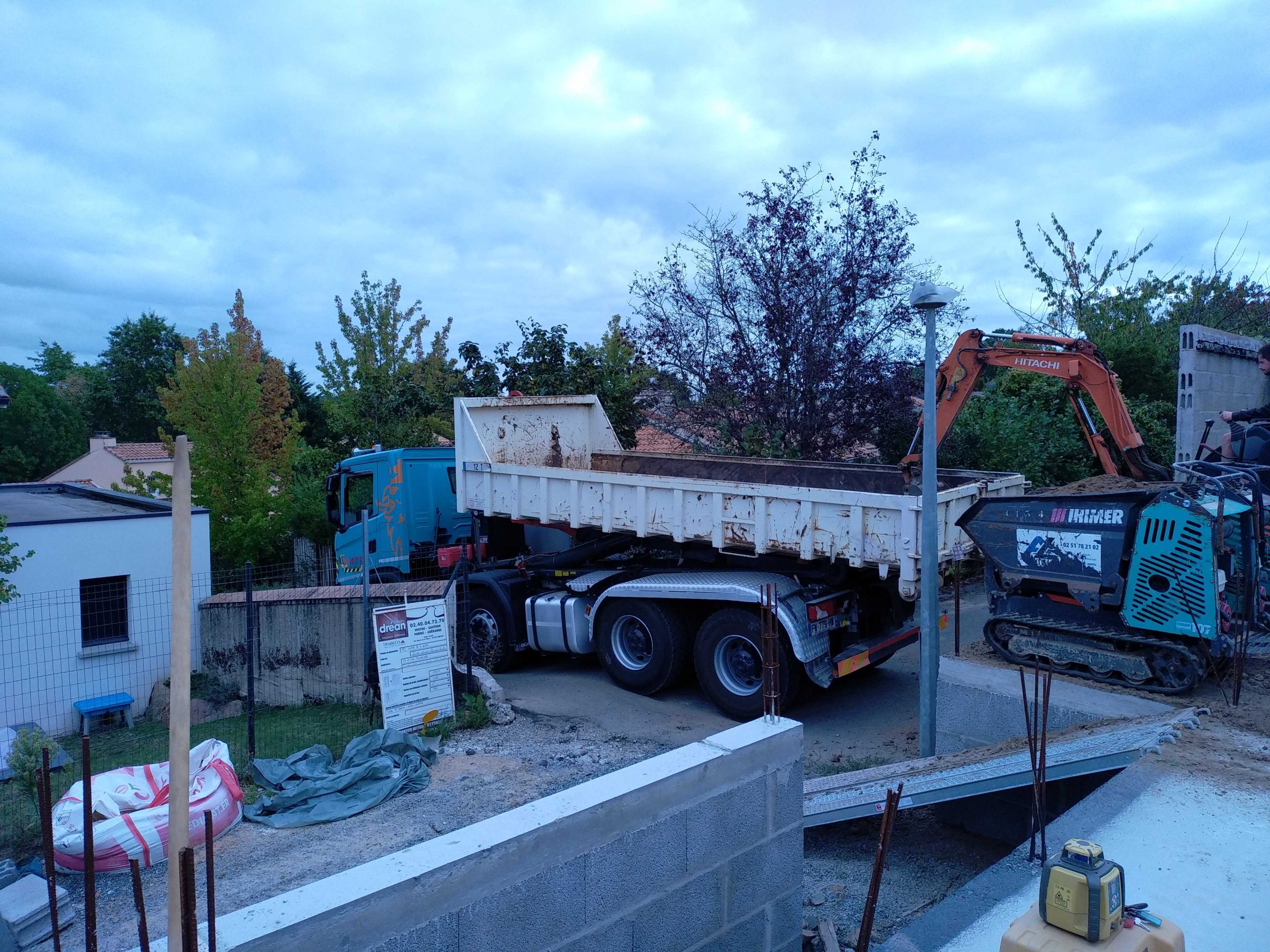 Apport et passage de terre végétale par dessus une dalle en vide sanitaire 